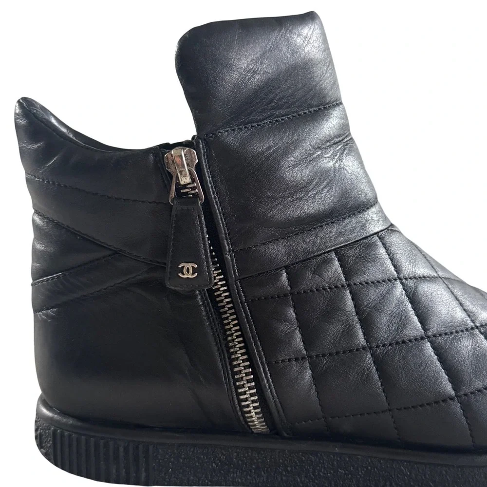 Chanel Black Quilted Leather Velvet Cap Toe Zip Mismatched Sizes R37.5 L38.5